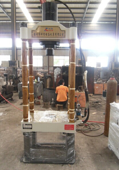 二梁四柱油壓機(jī) 二梁四柱油壓機(jī)